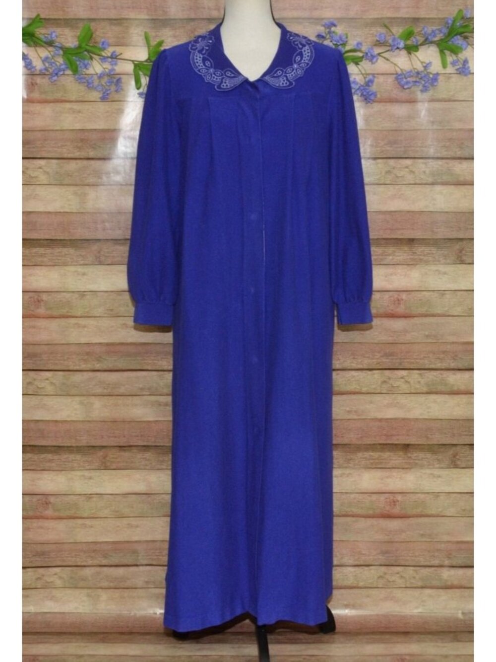VTG Vanity Fair Purple Robe Housecoat Snap Front Size M Embroidered Floral USA